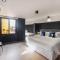 AmazINN Places Penthouse Deluxe, Skyline and Private Rooftop