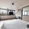 AmazINN Places Penthouse Deluxe, Skyline and Private Rooftop