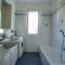 casa con giardino, garage, wi-fi, 2 bagni e AC in una camera da letto