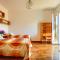 casa con giardino, garage, wi-fi, 2 bagni e AC in una camera da letto