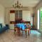 casa con giardino, garage, wi-fi, 2 bagni e AC in una camera da letto