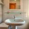casa con giardino, garage, wi-fi, 2 bagni e AC in una camera da letto