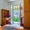casa con giardino, garage, wi-fi, 2 bagni e AC in una camera da letto