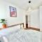 oompH Modern Apartment with Balcony - Varšava