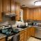 Fantastic retreat 5min from Village with media room, AC and sauna!