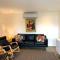 Spacious Apartment - Warm and Welcoming in Lindisfarne, 8 min from CBD - Lindisfarne