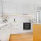 Family-Friendly, Home & Garden, 4BR, by Airport, Free Parking