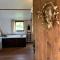 Cosy Cabane Boise solaire, Balneo bath et toilette seche a la Ferme