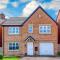 Detached House with Free Parking, Super-Fast Wifi and Smart TV with Netflix by Yoko Property