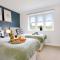 Detached House with Free Parking, Super-Fast Wifi and Smart TV with Netflix by Yoko Property