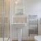 Detached House with Free Parking, Super-Fast Wifi and Smart TV with Netflix by Yoko Property