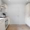 Detached House with Free Parking, Super-Fast Wifi and Smart TV with Netflix by Yoko Property