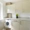 Detached House with Free Parking, Super-Fast Wifi and Smart TV with Netflix by Yoko Property