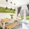 Detached House with Free Parking, Super-Fast Wifi and Smart TV with Netflix by Yoko Property