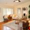 Cozy Family Hideaway, sleeps 8, 4 tvs yard, shops
