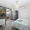 Ballarat Cozy Cottage for Families, Sleeps 8, Pet Friendly, Big backyard, Parking for 4 cars, Close to Shopping mall