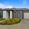 Modern Oasis, Stylish 3 bedroom 2 bathroom Retreat, Newly build, New appliances, beds and furniture, Walking distance to Shopping mall - Ballarat