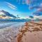 Deerfield Retreat! Walk to the Beach! Sleeps 8!