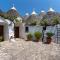 Trullo La Vecchia Elce with garden