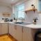 Luxury sea-view apartment in Tenby - Floral Corner