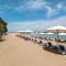 Spacious 2-bedroom beachfront apartment with pool - Dubaj