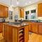 Winterberry Cottage Treetop Balcony and 5 Min to Downtown Black Mtn!