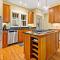 Winterberry Cottage Treetop Balcony and 5 Min to Downtown Black Mtn!