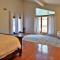 Mansion on 5ac with pool and indoor court, 5bdr, sleeps 14 - Copperas Cove