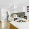 Hobsonville Point Enchanter with Parking and Wi-fi - أوكلاند