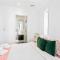 City Seaview Stunner with Pool and Gym - أوكلاند