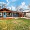Little Blue Bungalow on Boise's Bench, Pet Friendly, Fully Fenced yard with doggie door! 2 miles from BSU, 5 minutes from Downtown Boise, Desk and workstation for remote workers, 2 TV's large walk-in closet, Good for mid-term stays - بويز