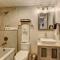 Little Blue Bungalow on Boise's Bench, Pet Friendly, Fully Fenced yard with doggie door! 2 miles from BSU, 5 minutes from Downtown Boise, Desk and workstation for remote workers, 2 TV's large walk-in closet, Good for mid-term stays - بويز