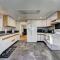 Little Blue Bungalow on Boise's Bench, Pet Friendly, Fully Fenced yard with doggie door! 2 miles from BSU, 5 minutes from Downtown Boise, Desk and workstation for remote workers, 2 TV's large walk-in closet, Good for mid-term stays - بويز