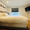 Little Blue Bungalow on Boise's Bench, Pet Friendly, Fully Fenced yard with doggie door! 2 miles from BSU, 5 minutes from Downtown Boise, Desk and workstation for remote workers, 2 TV's large walk-in closet, Good for mid-term stays - بويز