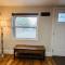 Little Blue Bungalow on Boise's Bench, Pet Friendly, Fully Fenced yard with doggie door! 2 miles from BSU, 5 minutes from Downtown Boise, Desk and workstation for remote workers, 2 TV's large walk-in closet, Good for mid-term stays - بويز