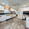 Little Blue Bungalow on Boise's Bench, Pet Friendly, Fully Fenced yard with doggie door! 2 miles from BSU, 5 minutes from Downtown Boise, Desk and workstation for remote workers, 2 TV's large walk-in closet, Good for mid-term stays - بويز