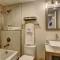 Little Blue Bungalow on Boise's Bench, Pet Friendly, Fully Fenced yard with doggie door! 2 miles from BSU, 5 minutes from Downtown Boise, Desk and workstation for remote workers, 2 TV's large walk-in closet, Good for mid-term stays - بويز