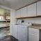 Little Blue Bungalow on Boise's Bench, Pet Friendly, Fully Fenced yard with doggie door! 2 miles from BSU, 5 minutes from Downtown Boise, Desk and workstation for remote workers, 2 TV's large walk-in closet, Good for mid-term stays - بويز