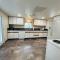 Little Blue Bungalow on Boise's Bench, Pet Friendly, Fully Fenced yard with doggie door! 2 miles from BSU, 5 minutes from Downtown Boise, Desk and workstation for remote workers, 2 TV's large walk-in closet, Good for mid-term stays - بويز