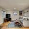 Little Blue Bungalow on Boise's Bench, Pet Friendly, Fully Fenced yard with doggie door! 2 miles from BSU, 5 minutes from Downtown Boise, Desk and workstation for remote workers, 2 TV's large walk-in closet, Good for mid-term stays - بويز
