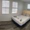 18 Bedrooms 32 guest La placita de Santurce By RentalsPR