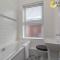 Ethel - 3BR 7 Beds - Sleeps up to 8 - Walk to Northampton Town Centre, Gen Hospital, Cafes, Pubs & Restaurants - Fast Wifi, Free Parking, SmartTV with Netflix by Centro Stays