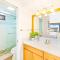 Cozy 1BR Ocean View Condo, Near Beach with Parking - Honolulu