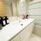 Paradise Luxurious flat, free parking, 3 double rooms, terrace, jacuzzi, fully renovated