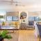 Teak Street Retreat - Ultimate Comfort Steps to Maleny Main Street