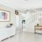 Spacious newly redecorated 5BD Family Home
