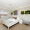 Spacious newly redecorated 5BD Family Home