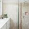 Spacious newly redecorated 5BD Family Home