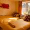 Cheerful 4 bedroom house with garden free parking