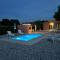 Dora house with WiFi and outdoor swimming pool - بولا